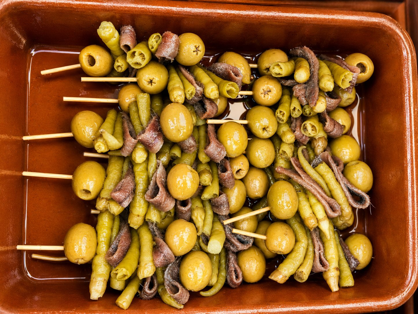 Pintxos vascos con olivas, anchoas y guindillas